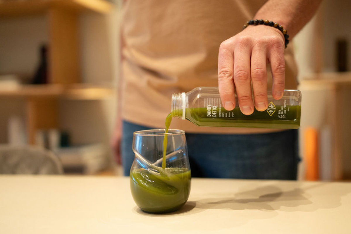 pouring dandy detox